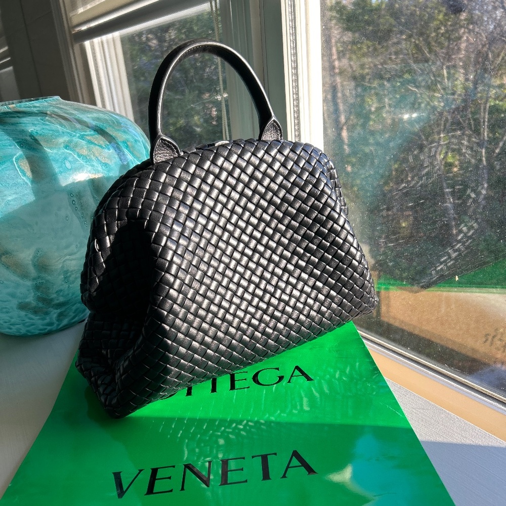 BOTTEGA VENETA  Nappa Intrecciato Medium Padded The Handle Black